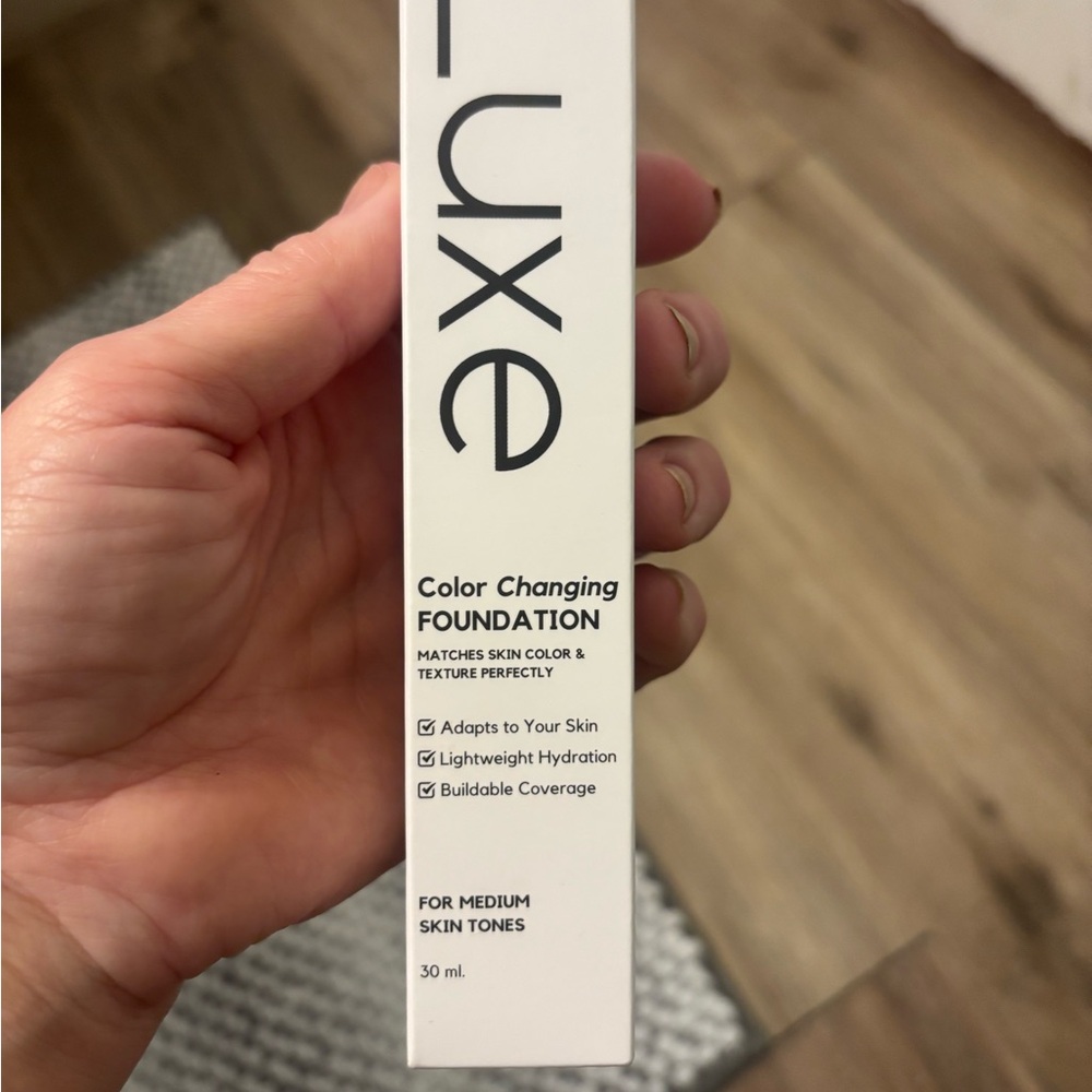 Luxe color changing foundation matches skin color perfect- for medium skin tones - Picture 13 of 16